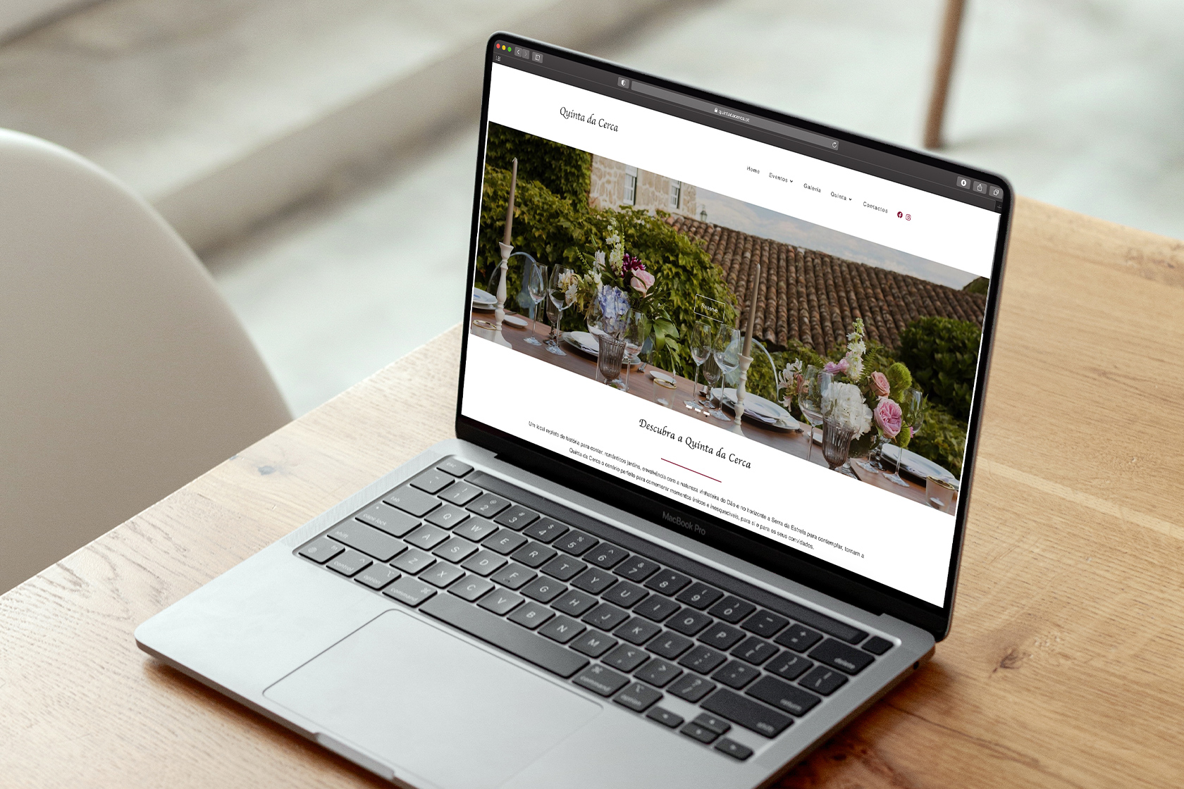Macbook Pro, mostrando o website https://quintadacerca.pt/.